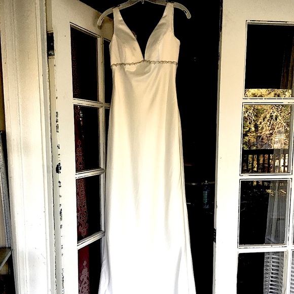 Simple, Stunning, Wedding Dress - Picture 1 of 8